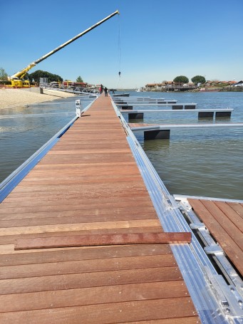 Gujan Larros Quai professionnel et ponton patrimoine (28).jpg Gujan Larros Quai professionnel et ponton patrimoine (28).jpg