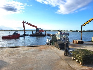 La Teste - Dragage des quatre chenaux à l'Aiguillon 7.jpg La Teste - Dragage des quatre chenaux à l'Aiguillon 7.jpg
