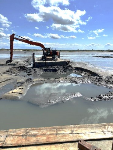 La Teste - Dragage des quatre chenaux à l'Aiguillon 8.jpg La Teste - Dragage des quatre chenaux à l'Aiguillon 8.jpg